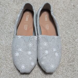 ❄️ TOMS ❄️ Silver & White Snowflake Slippers size 8 GUC